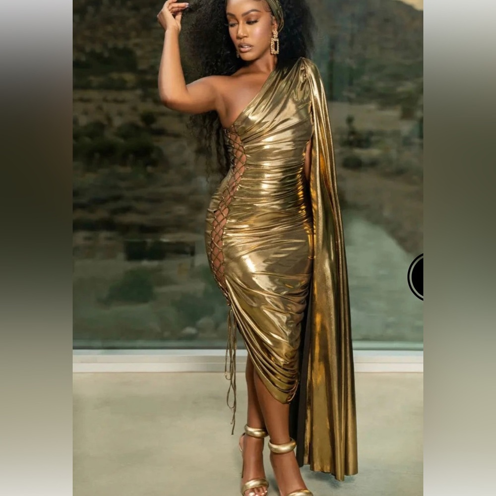 Trophy wife-One shoulder gold dress